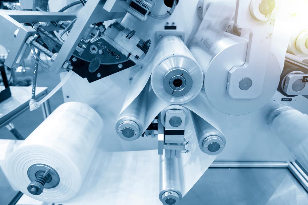 Plastrullar tillverkas i en maskin