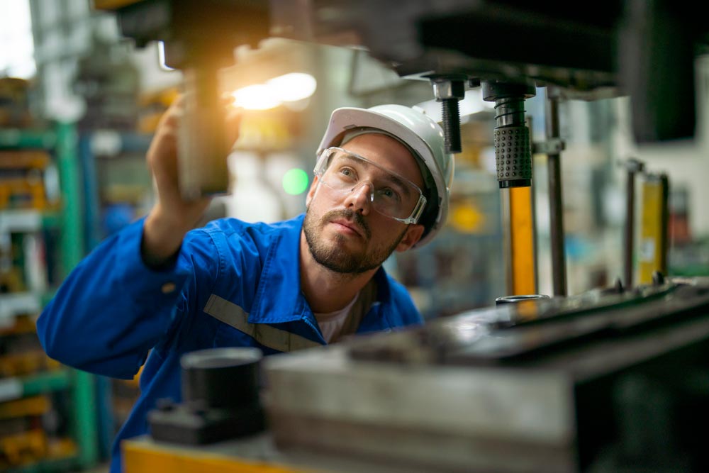En person utför service av en maskin